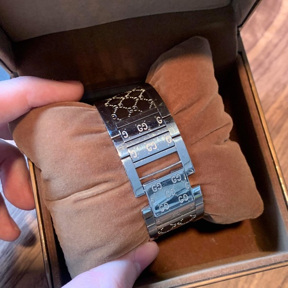 Gucci Bangle Twirl Watch with GG Engraved on silver - Picture 3 of 9
